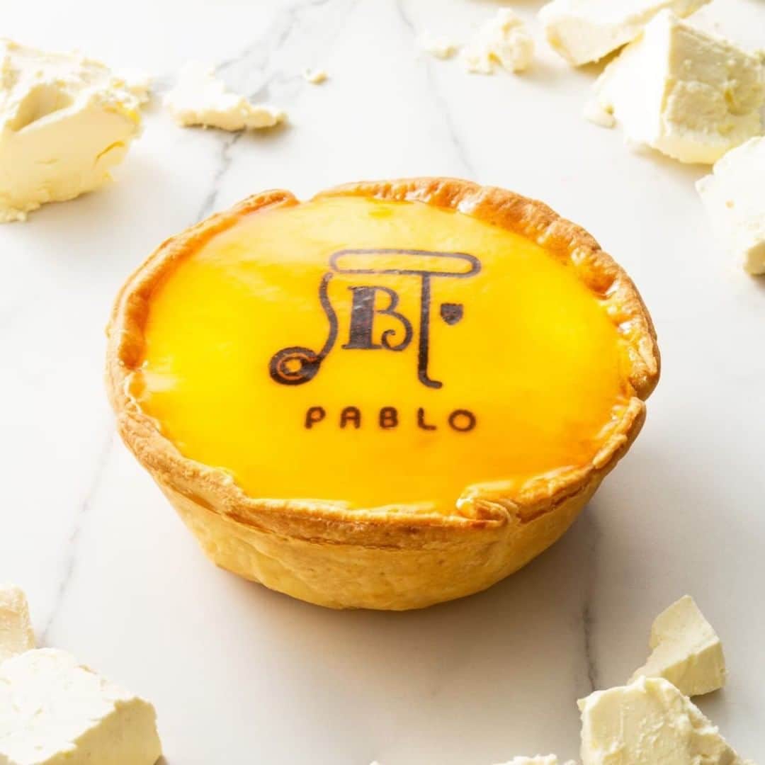 焼きたてチーズタルト専門店PABLO パブロさんのインスタグラム写真 - (焼きたてチーズタルト専門店PABLO パブロInstagram)「⠀ 食べやすくなったミニサイズのチーズタルト✨ 【パブロチーズタルト‐小さいサイズ】 ⠀ サクサクのタルト生地と濃厚チーズクリームのふんわりとろける味わい💕 人気の定番タルトが、おいしさそのままでひとまわり小さくなりました♬ 1～2名様におススメの食べきりサイズです！ 手土産にも喜ばれますよ💛是非チェックしてみてください！ ⠀ ※対象店舗につきましては公式HPをご覧ください ⠀ #PABLO #PABLOmini #パブロ #パブロミニ #チーズタルト専門店  #チーズタルト #スイーツ好きな人と繋がりたい #スイーツ #スイーツ部 #カフェ #グルメ #グルメ好きな人と繋がりたい #3時のおやつ #お菓子部 #別腹 #タルト #チーズ好き #甘党 #プチ贅沢 #アプリコット #手土産 #とろけるスイーツ #レアチーズケーキ #新感覚 #おうちカフェ #今日のデザート #ご褒美スイーツ #パブロチーズタルト #パブロチーズタルト小さいサイズ」7月25日 10時30分 - pablo_cheese_tart