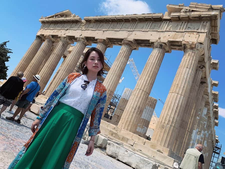 のインスタグラム：「せっかく#turkey #トルコ まで行ったのならと！アテネまで足を伸ばして、パルテノン宮殿に行ってきましたあああ🥺✨ ・ ・ 人生で一度は行っておきたい場所だよね！ #パルテノン神殿 #アクロポリス ・ ・ よかった！！！ すごくよかった！！！！！ ・ ・ けど…… パルテノン宮殿周りってか、アテネ暑い😵💦笑 観に行っただけで体力奪われたよね。笑 ・ ・ うん でも行けてよかった！！！ ・ ・ #athens #greece #アテネ #女子旅 #女子旅行 #海外旅行  #寺田有希 #teradayuki」