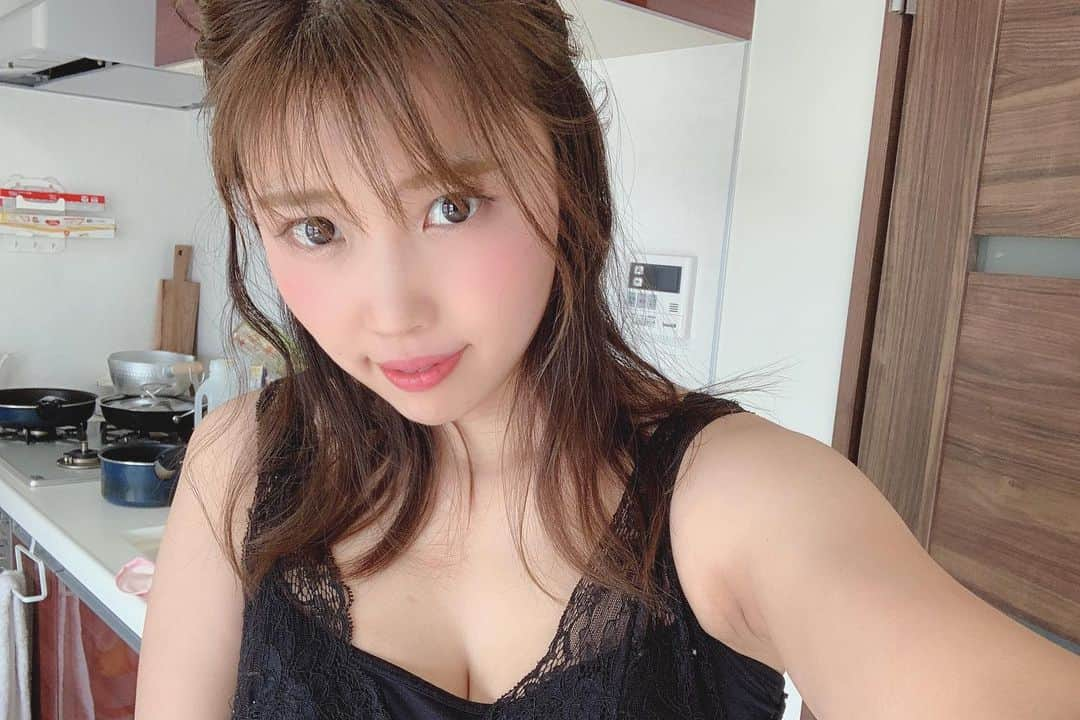 中村愛さんのインスタグラム写真 - (中村愛Instagram)「👙♡ ・ ・ ・ 暑い日は😵🥵薄着になりましょう。あえて後ろのキッチン感。 でも、今日は暑いところにいきます！！ 熱中症だけは気をつけなきゃ🥵💦 #キャミソール #薄着 #パイオツ」7月25日 10時33分 - nakamuramura_ai