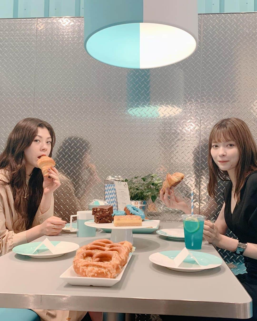 八木アリサさんのインスタグラム写真 - (八木アリサInstagram)「Tiffanyで朝食を☕️ …を、してきました。🤤 原宿キャットストリートの ティファニーにはカフェがあるんです！ 美しいジュエリーたちと 可愛い朝ごはん、、 いい朝すぎた〜☺️☀️ #ElsaPeretti #TiffanyxCatStreet」7月25日 10時44分 - alilouss