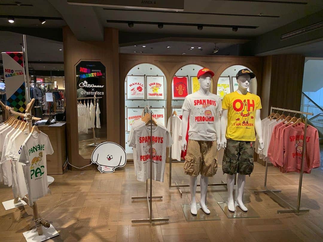 OldSUmmerさんのインスタグラム写真 - (OldSUmmerInstagram)「. 西武渋谷ポップアップショップ✨ . 好評開催中です☺︎ . 先行発売中のオルテガパーカー&ショートパンツが大人気です😆 . パントビスコさんコラボブースでは、今回初出しとなる『ぺろちコラボTシャツ』が人気爆発中です💥💥 . ぺろち可愛いすぎです😍😍😍 @perochi_jp . 更に！ パントさんデザインのTシャツをお買い上げの方には、激レア❗️数量限定スペシャルトークショーへご招待致します✨✨ . 皆さま是非ぜひお越し下さいませ😊 . #oldsummer #オールドサマー  #pantovisco #ぺろち #西武渋谷」7月25日 10時37分 - oldsummer.tokyo