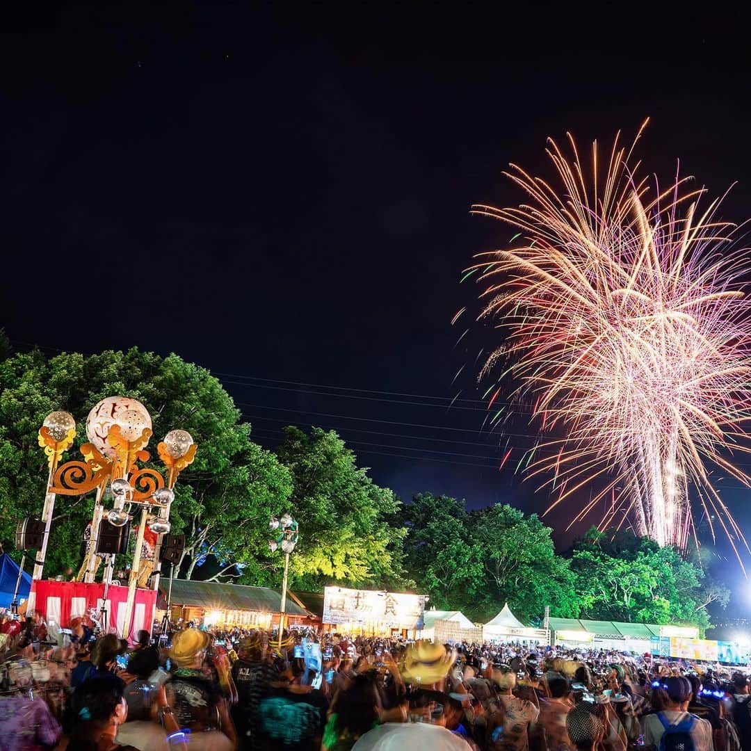 のインスタグラム：「いよいよ今夜、前夜祭🎆 盆踊り大会や抽選会、花火の打ち上げ、スペシャルギグ＠ RED MARQUEEを開催！出演者は来てからのお楽しみ！ 19時より、入場無料で誰でも参加可能です！開催前夜思いっきり楽しみましょ〜😆 Tonight! Festival Pre-Party! Check out traditional “bon odori” dancing, eating contest, special shows and fireworks to kick off the festival! #fujirock #fujirockfestival #フジロック」
