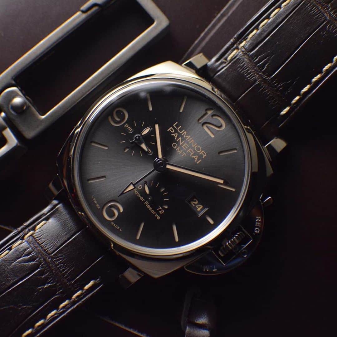 パネライのインスタグラム：「The dial still pops in the shadows. The #Panerai #PAM944 45mm Luminor Due GMT. pic by buddy @newcavendishjewellers #paneraicentral」