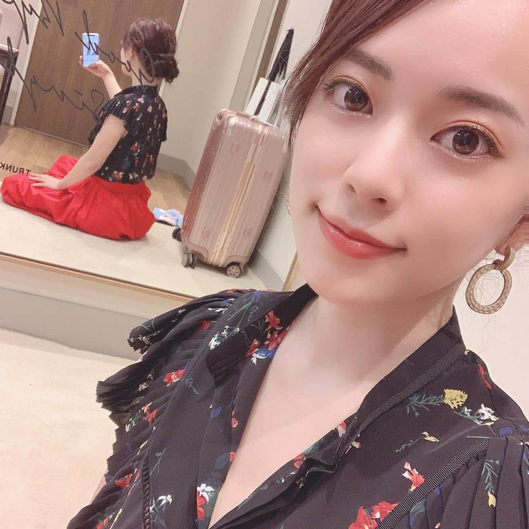 関根理紗さんのインスタグラム写真 - (関根理紗Instagram)「花嫁さんおった。 あとはお弁当と差し入れと昨日のイベントのメイク🦀🍤 食べまくったので今日はおさえます笑  実は8月私イベント地味にあるので来てくれたら嬉しい（地味に告知w）  #急な告知」7月25日 11時21分 - sekine.risa