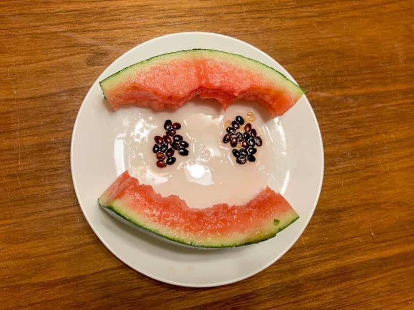 のインスタグラム：「夢追人ロケで、 比良スイカを取材！. . ロケ終わりに天使の家で頂きました🍉💕. 美味しかったぁあぁ🍉. 夏過ごしてます🍉. . ２枚目天使が撮ってくれてんけど、 天使の足が可愛すぎて仕方ない👣. . #夢追人 #kbs #ロケ #滋賀県大津市 #滋賀 #比良スイカ #特産品 #🍉. #天使のお家 #自分の家より落ち着く #いつも天使家有難う #楽しかった」