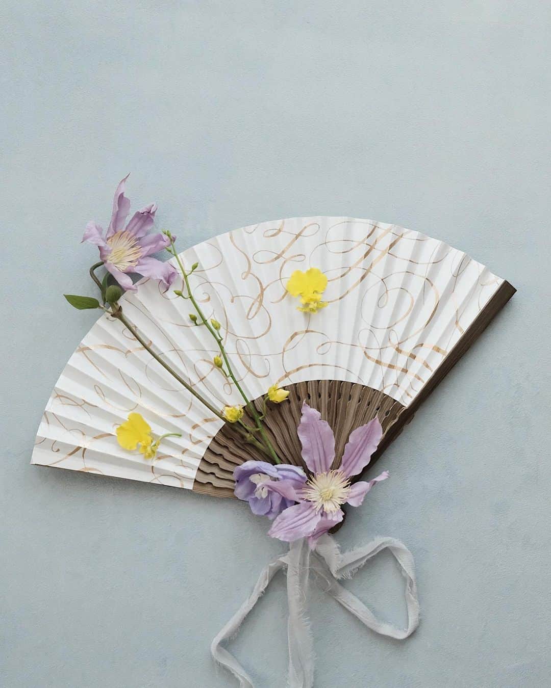 Veronica Halimさんのインスタグラム写真 - (Veronica HalimInstagram)「Another color of this pretty summer fan handmade in Kyoto using my limited edition wrapping paper.  Available in both Kyoto, Tokyo and online shop @box_and_needle — #truffypi #vhcalligraphy #japanesefan #fan #カリグラフィー #カリグラフィースタイリング #モダンカリグラフィー#summer #夏 #paperlove #wrapping #wrappingpaper #flourishing #weddinggift #customfan #kyoto #yuzen #chiyogami #silkscreen」7月25日 11時23分 - truffypi