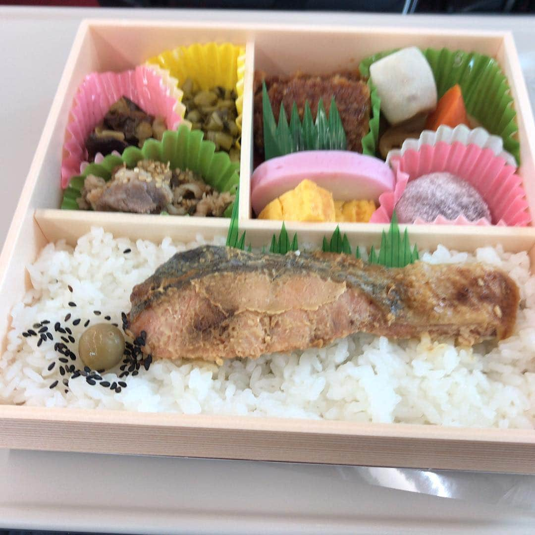 安蘭けいさんのインスタグラム写真 - (安蘭けいInstagram)「今日の駅弁〜🍱 ネーミングに惹かれ買ってみました。新宿、何故？🤔 おかずが多くて、嬉しくて、美味しかった😊 今日の松本行きはあずさ9号🚄🎤夜は19時から本番だ〜🎶 今日はいい天気で嬉しいな☀️ 松本、暑そう！💦 でも、車中は極寒🥶 ちょっと車掌さん、これ、冷やしすぎてませんか💦 #空中キャバレー #松本市民芸術館  #19時からだよ #サーカスが楽しみ✨ #新宿弁当 #ネーミングの意味 #山梨県や長野県に向かうターミナル駅だからだって #確かに中身は信州の食材が多かった」7月25日 11時27分 - toko_aran