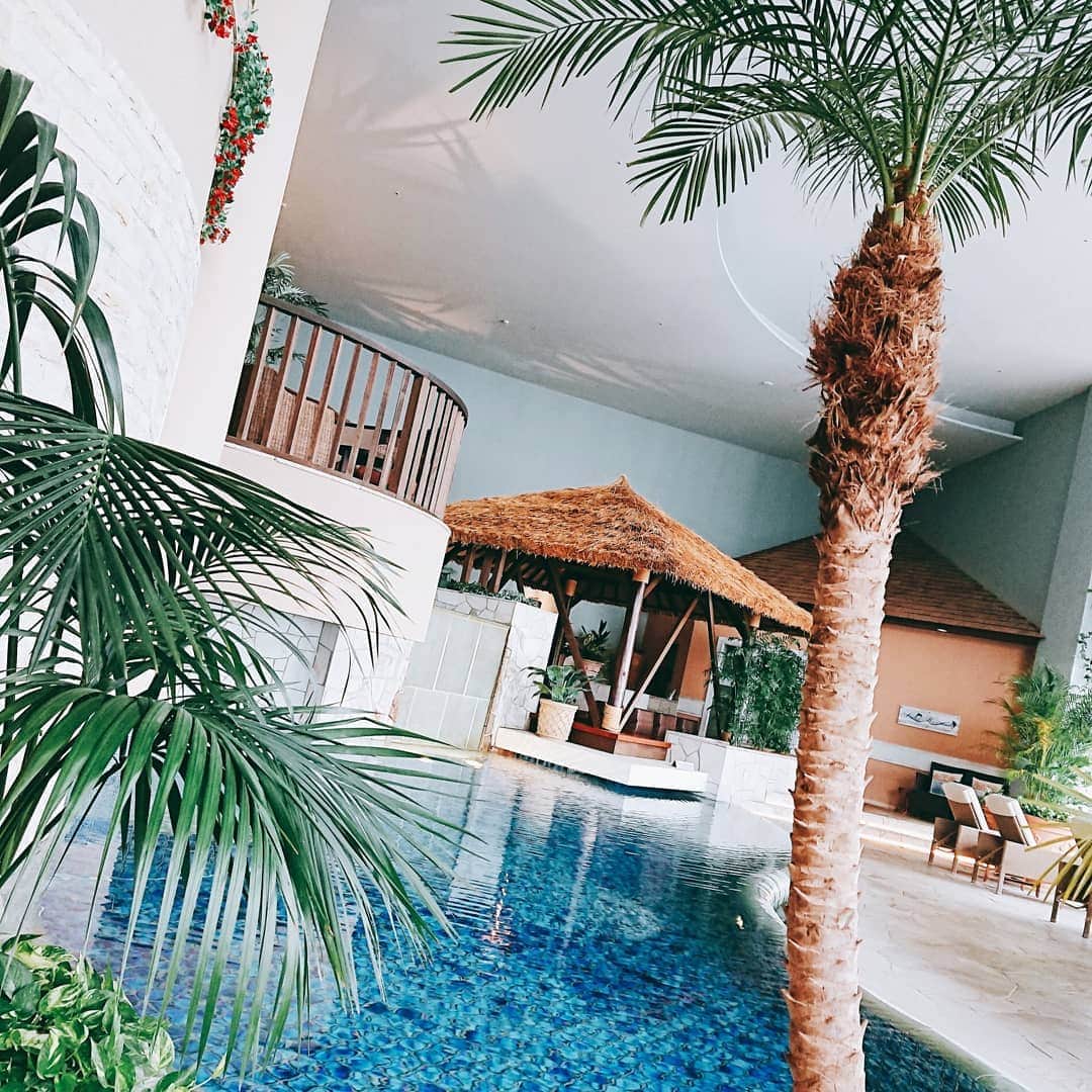 スパ ラクーア公式のインスタグラム：「. 【都心のリゾートでプチ休暇を🌴】 . ジメジメが続く毎日…カラッと晴れた夏空が恋しいですね☀️ もうすぐ夏休み！という方も、なかなか休みを取れない という方も、日帰りで叶う『プチ休暇』はいかがですか？ . 世界にリゾートは数あれど、｢思い立ったらすぐ行ける｣リゾートは、スパ ラクーアだけですよ🌺 . 天然温泉や広いラウンジでリラックスするのはもちろん、もっともっと遠くまで行きたくなったら、 #ヒーリングバーデ にどうぞ🌴 . 扉の向こうには、都会の喧騒とは別世界の南国リゾートが待っていますよ✨ . 低温サウナめぐりを満喫し、南国のような雰囲気の中でくつろいだら、芯からデトックスされて身体スッキリ＆お肌もピカピカに🧖 . #スパラクーア #スパ #ラクーア #日帰り温泉 #サウナ #岩盤浴 #リゾート #南国リゾート #夏休み #休暇 #リフレッシュ #リラックス #癒し #ご褒美 #たまの贅沢 #梅雨明け #バカンス  #ワタシのためにひと肌ぬごう」