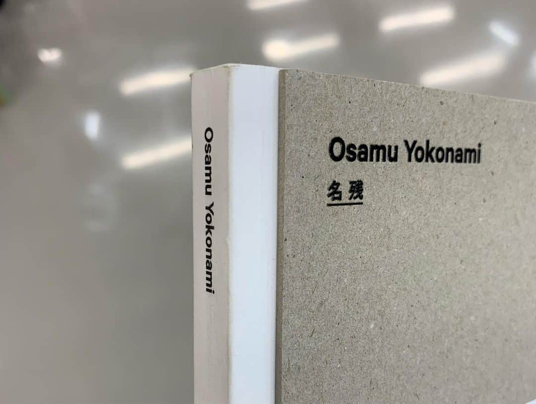 ラブリさんのインスタグラム写真 - (ラブリInstagram)「・ FLAT LABOの見学へ 日本でここにしかない大型UVプリンター、そして解像度の良さには本当に驚いた😳なんと木材やアクリルにまでプリントも可能。そしてかなり高繊細。最大3.2m。本当にすごいです。そして様々な作家側の意図や要望を隣り合わせで挑戦してくれているような。こういうのはできないだろうな…って決めつける前に、まず聞いてみようと思いました。言葉という枠を超えて私の思う言葉に広がりと可能性を感じることのできる機会でした！FLATLABOさんありがとうございました💫  @flat_labo」7月25日 11時31分 - loveli_official