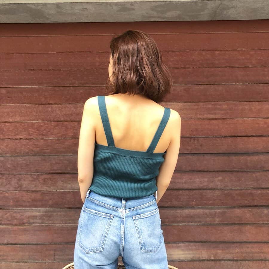RED CARD TOKYOさんのインスタグラム写真 - (RED CARD TOKYOInstagram)「How to wear it ？﻿ 【Life is journey !】SHORT TRIP....﻿ ﻿ 「家族でリゾート地へ、というのが私の中での裏テーマ。(笑)デニムとキャミの合わせはヘルシーに見えるから大好き♡今年ゲットした大きなかごバッグが大活躍の予感♡」by 漆崎  愛156cm﻿ @aiurushisaki ﻿ ﻿ 「大きなカゴバッグとフラットなサンダルが、シンプルな着こなしのポイントに。濃すぎないブルーだから、リゾートにもぴったりです♡ 」 by大草直子﻿ ﻿ Style: MM54﻿ No:12549-akm﻿ Price:¥19,000+tax﻿ ﻿ @naokookusa ﻿ #howtowearit ﻿ #intheknowgl ﻿ #redcard#redcarddenim#redcardtokyo #レッドカード#レッドカードデニム#denim#jeans #デニムコーデ#着まわし#デニム#デニムコーデ#着まわしコーデ#trip#旅服#旅コーデ」7月25日 11時32分 - redcardtokyo