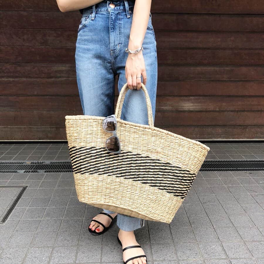 RED CARD TOKYOさんのインスタグラム写真 - (RED CARD TOKYOInstagram)「How to wear it ？﻿ 【Life is journey !】SHORT TRIP....﻿ ﻿ 「家族でリゾート地へ、というのが私の中での裏テーマ。(笑)デニムとキャミの合わせはヘルシーに見えるから大好き♡今年ゲットした大きなかごバッグが大活躍の予感♡」by 漆崎  愛156cm﻿ @aiurushisaki ﻿ ﻿ 「大きなカゴバッグとフラットなサンダルが、シンプルな着こなしのポイントに。濃すぎないブルーだから、リゾートにもぴったりです♡ 」 by大草直子﻿ ﻿ Style: MM54﻿ No:12549-akm﻿ Price:¥19,000+tax﻿ ﻿ @naokookusa ﻿ #howtowearit ﻿ #intheknowgl ﻿ #redcard#redcarddenim#redcardtokyo #レッドカード#レッドカードデニム#denim#jeans #デニムコーデ#着まわし#デニム#デニムコーデ#着まわしコーデ#trip#旅服#旅コーデ」7月25日 11時32分 - redcardtokyo