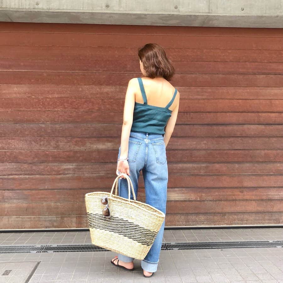 RED CARD TOKYOさんのインスタグラム写真 - (RED CARD TOKYOInstagram)「How to wear it ？﻿ 【Life is journey !】SHORT TRIP....﻿ ﻿ 「家族でリゾート地へ、というのが私の中での裏テーマ。(笑)デニムとキャミの合わせはヘルシーに見えるから大好き♡今年ゲットした大きなかごバッグが大活躍の予感♡」by 漆崎  愛156cm﻿ @aiurushisaki ﻿ ﻿ 「大きなカゴバッグとフラットなサンダルが、シンプルな着こなしのポイントに。濃すぎないブルーだから、リゾートにもぴったりです♡ 」 by大草直子﻿ ﻿ Style: MM54﻿ No:12549-akm﻿ Price:¥19,000+tax﻿ ﻿ @naokookusa ﻿ #howtowearit ﻿ #intheknowgl ﻿ #redcard#redcarddenim#redcardtokyo #レッドカード#レッドカードデニム#denim#jeans #デニムコーデ#着まわし#デニム#デニムコーデ#着まわしコーデ#trip#旅服#旅コーデ」7月25日 11時32分 - redcardtokyo