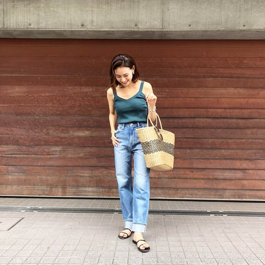 RED CARD TOKYOさんのインスタグラム写真 - (RED CARD TOKYOInstagram)「How to wear it ？﻿ 【Life is journey !】SHORT TRIP....﻿ ﻿ 「家族でリゾート地へ、というのが私の中での裏テーマ。(笑)デニムとキャミの合わせはヘルシーに見えるから大好き♡今年ゲットした大きなかごバッグが大活躍の予感♡」by 漆崎  愛156cm﻿ @aiurushisaki ﻿ ﻿ 「大きなカゴバッグとフラットなサンダルが、シンプルな着こなしのポイントに。濃すぎないブルーだから、リゾートにもぴったりです♡ 」 by大草直子﻿ ﻿ Style: MM54﻿ No:12549-akm﻿ Price:¥19,000+tax﻿ ﻿ @naokookusa ﻿ #howtowearit ﻿ #intheknowgl ﻿ #redcard#redcarddenim#redcardtokyo #レッドカード#レッドカードデニム#denim#jeans #デニムコーデ#着まわし#デニム#デニムコーデ#着まわしコーデ#trip#旅服#旅コーデ」7月25日 11時32分 - redcardtokyo