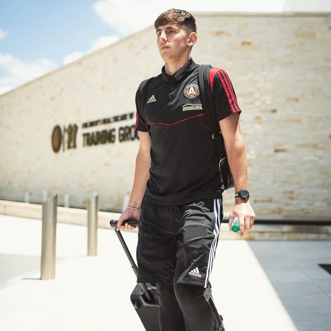 のインスタグラム：「✈️🔴⚫️」