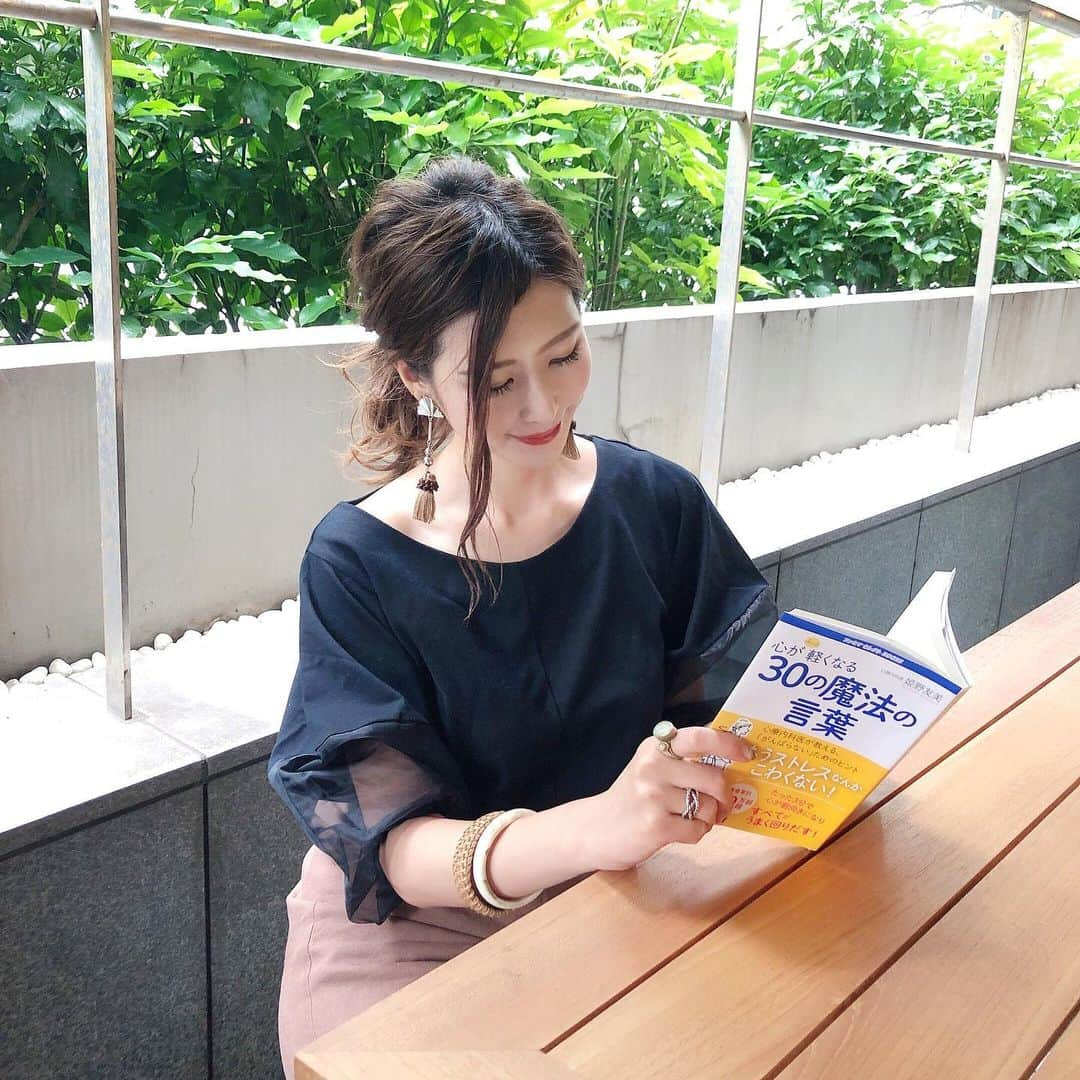 l.lily1013さんのインスタグラム写真 - (l.lily1013Instagram)「最近読んだ本をご紹介。 『心がふっと軽くなる30の魔法の言葉』 著者：姫野友美 ・ 私はつい無意識に我慢してしまって、 体調の変化でストレス溜まってたんだなって気づくことが多いのですが、 ・ そんな誰にでもある心のクセを 実際に生涯医療センターViVi心療内科で診察に訪れた患者さん例も挙げながら 解決してくれるヒントがたくさんありました✨ ・ 『がんばっている』自分を軽くしてくれる言葉が必ずみつかりますよ😊 ・ 実際にあーこれ私のことだ。。。と思う事例もチラホラあって💦 つい最近、私も子供も熱で辛くて、 仕事に行くか迷っていたとき、 旦那に言われた言葉も載ってたので3枚目に載せました。 ・ 私もこの本を教訓に『がんばりすぎる』友人や仕事仲間、家族などの周りの人たちに 心を軽くしてあげられる言葉をかけてあげられるようになりたい！って思ったよ✨ ・ ・ #ファミマ#コンビニ本#ストレス#魔法の言葉#PR#著者 #オフィスカジュアル #オフィスネイル #オフィスコーデ #オフィス #学生#夏休み#ワーキングママ #ワーママ#営業女子 #ビジネスマン #仕事コーデ #ストレス発散」7月25日 11時42分 - l.lily1013