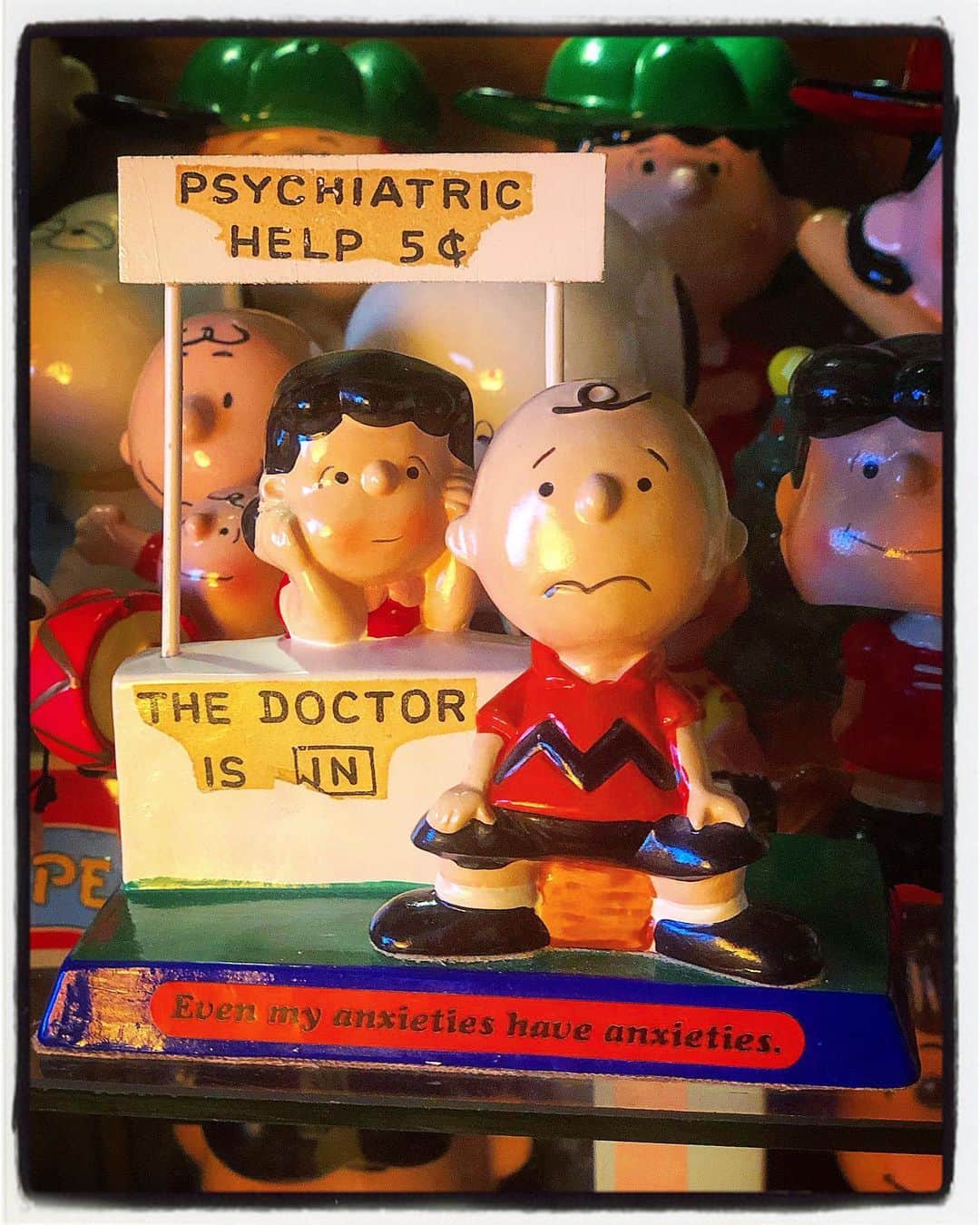 大川知英のインスタグラム：「71's PEANUTS Determined Figure Charliebrown&Lucy's Psychiatric Stand C:この部屋には色々変な奴がいるんだね。 L: あなたも私もその1人なのよ。。 #peanuts#determined #charliebrown  #lucy#71s#スヌーピー #変な奴いっぱい #amecajiboys #takatsubase」
