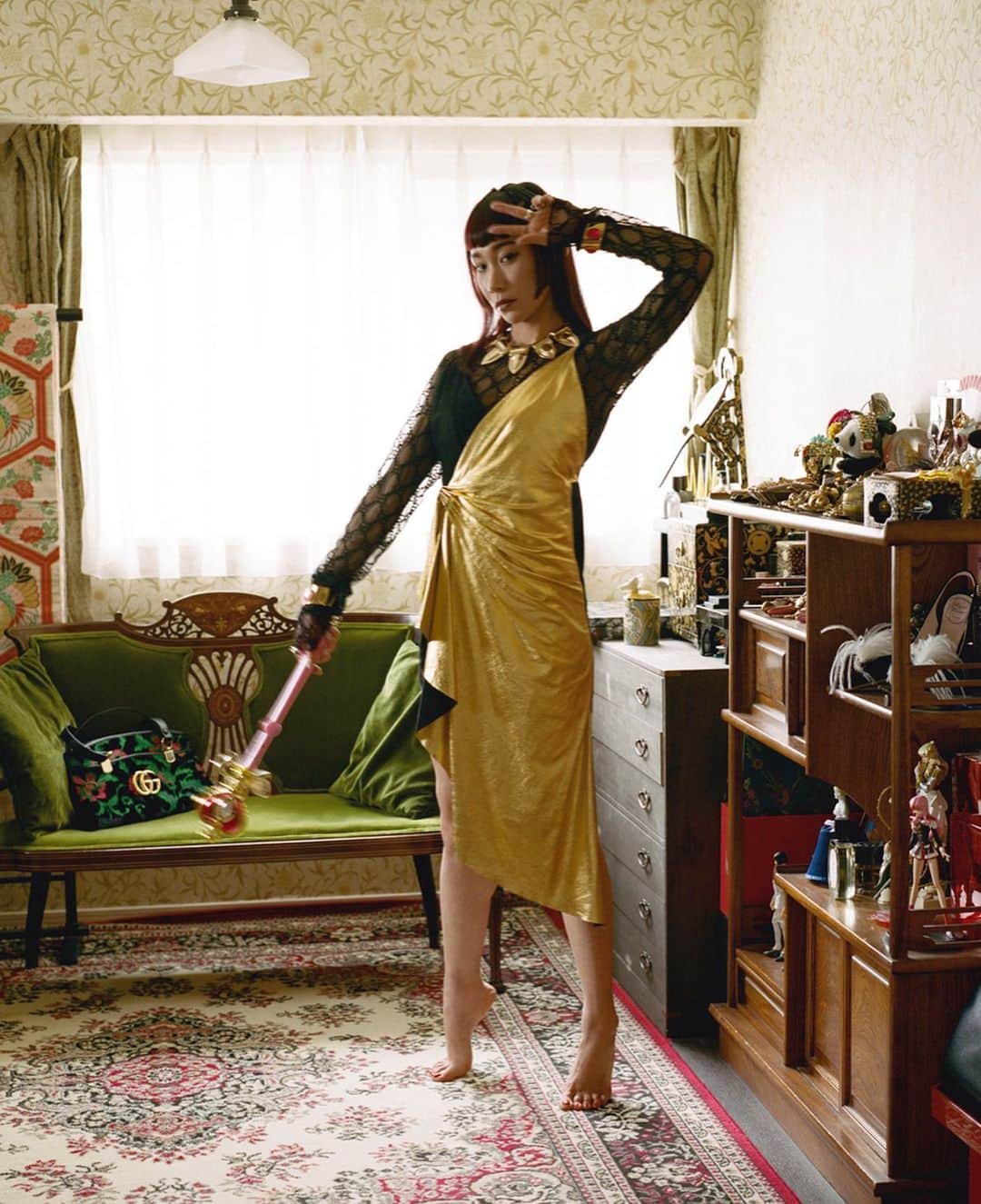 のインスタグラム：「@farfetch x @gucci open house🏘 'I’m a collector like my mother. I’ve always had an interest in vintage since I was a little girl. I think it stems from my desire to have things that no one else has.'💖💖💖💖 グッチとファーフェッチのオープンハウスプロジェクトに参加しました！ 撮影は私のお家🏘✨ ハートムーンロッドを撮影でまさか使う事になると思わなかった😂💖 hair & makeup by @nori_kose  #gucci #farfetch #guccixfarfetch #tokyo #セーラームーン #ハートムーンロッド #sailormoon #知覚過敏」