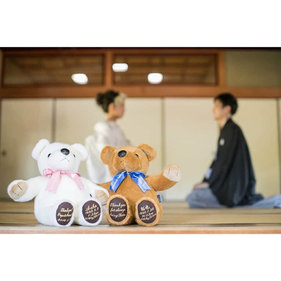 ゼクシィさんのインスタグラム写真 - (ゼクシィInstagram)「【きゅんする前撮りアイデア2選💕】 . 今回は、#ゼクシィ2019 のハッシュタグをつけて 投稿頂いた先輩花嫁さんの中から 素敵な前撮り写真をピックアップ👀✔️ . 1,2枚目は、花文字の「令和」とパチリ😳❣️ インパクト抜群のこのお写真は宮古島でのロケフォト🎵 このスケールはドローン撮影ならではですよね😊 「令和婚」の記念にぜひ撮りたい1枚です！✨ @sa_for_bigday さま . 3,4枚目は和装での前撮り😌 手に持っているのは、自分の生まれた時の重さの ウエイトドール🐻💕 こちらのドールは披露宴での贈呈用🎁 当日、このお写真のアルバムと一緒に渡されたんだとか☺️ とっても喜んでもらえそうですよね！ @kabochan_wedding さま . ぜひ、みなさんの前撮りの参考にしてみてくださいね📷🎵 . . +♥+:;;;:+♥+:;;;:+♥+:;;;:+♥+:;;;:+♥+:;;;:+♥ . プロポーズから結婚式まで素敵なお写真募集中！ . ゼクシィ公式アカウントでお写真を紹介してみませんか？ 【#ゼクシィ2019】 を付けて投稿してください💗 . +♥+:;;;:+♥+:;;;:+♥+:;;;:+♥+:;;;:+♥+:;;;:+♥ . ▼花嫁さんダウンロード数No.1 ゼクシィアプリはURLから🕊🔔 @zexyrecruit . . . #前撮り#前撮りヘア#ロケフォト#和装前撮りヘア#後撮り _ #ロケーションフォト#前撮り指示書#前撮りポーズ#ウエイトドール#フォトツアー#和装#和婚#色打掛#白無垢 _ #和装結婚式#和装小物#令和婚#令和#令和元年#全国のプレ花嫁さんと繋がりたい#日本中のプレ花嫁さんと繋がりたい#和装前撮り#和装後撮り#2019秋婚 _ #2019冬婚#ゼクシィ#ちーむゼクシィ#プロポーズされたらゼクシィ」7月25日 11時50分 - zexyrecruit