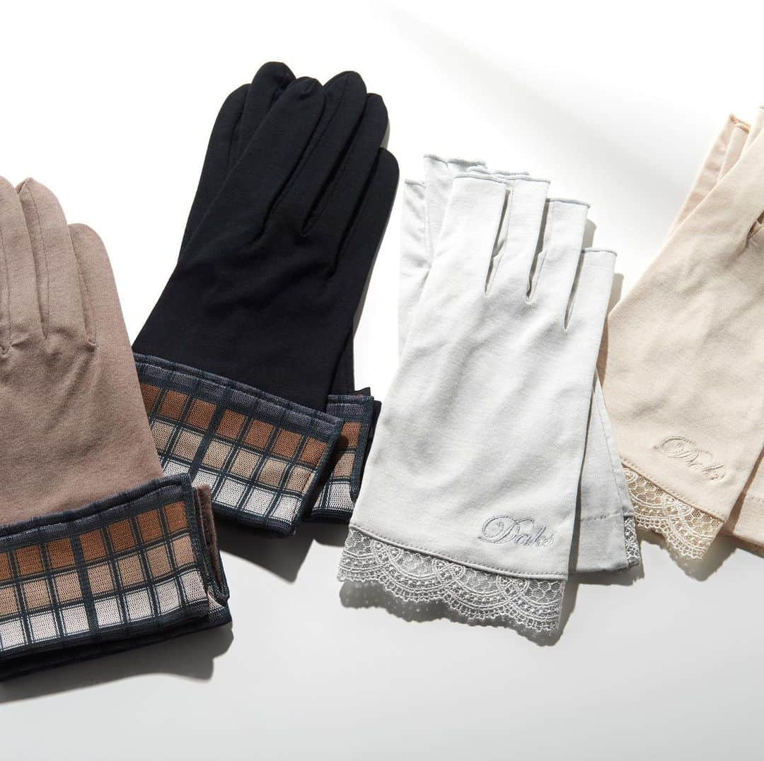 DAKS Japan（ダックス）さんのインスタグラム写真 - (DAKS Japan（ダックス）Instagram)「紫外線が気になるこの季節にはUV手袋が大活躍です。 上質な綿100％の高遮蔽生地を使用した、DAKSらしい上品なUV手袋。指先がカットされたタイプはスマートフォンの操作も快適です。 . #daks #london #ダックス #英国 #UV手袋 #婦人手袋 #glove #グローブ #紫外線対策 #オンラインショップ」7月25日 11時52分 - daksjapan