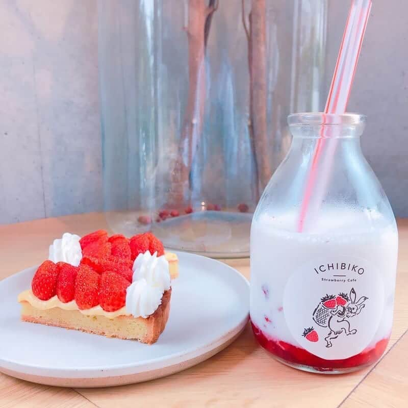 CHOCOさんのインスタグラム写真 - (CHOCOInstagram)「🍓🍼🎀🍓🍼🎀🍓🍼🎀🍓🍼🎀🍓 . #いちご🍓メニューがたくさん😍おしゃれかわいいカフェ☕️🎶 . ぽってり瓶に入ったいちごみるくといちごタルト🍓🍼🍰 今度はいちごケーキ🍰を食べてみたいな🎶 . . #いちびこ #いちごみるく #いちごタルト #太子堂 #三軒茶屋 #linefriends #withCHOCO」7月25日 12時03分 - this_is_choco