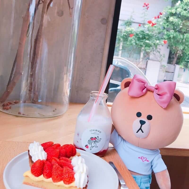 CHOCOさんのインスタグラム写真 - (CHOCOInstagram)「🍓🍼🎀🍓🍼🎀🍓🍼🎀🍓🍼🎀🍓 . #いちご🍓メニューがたくさん😍おしゃれかわいいカフェ☕️🎶 . ぽってり瓶に入ったいちごみるくといちごタルト🍓🍼🍰 今度はいちごケーキ🍰を食べてみたいな🎶 . . #いちびこ #いちごみるく #いちごタルト #太子堂 #三軒茶屋 #linefriends #withCHOCO」7月25日 12時03分 - this_is_choco