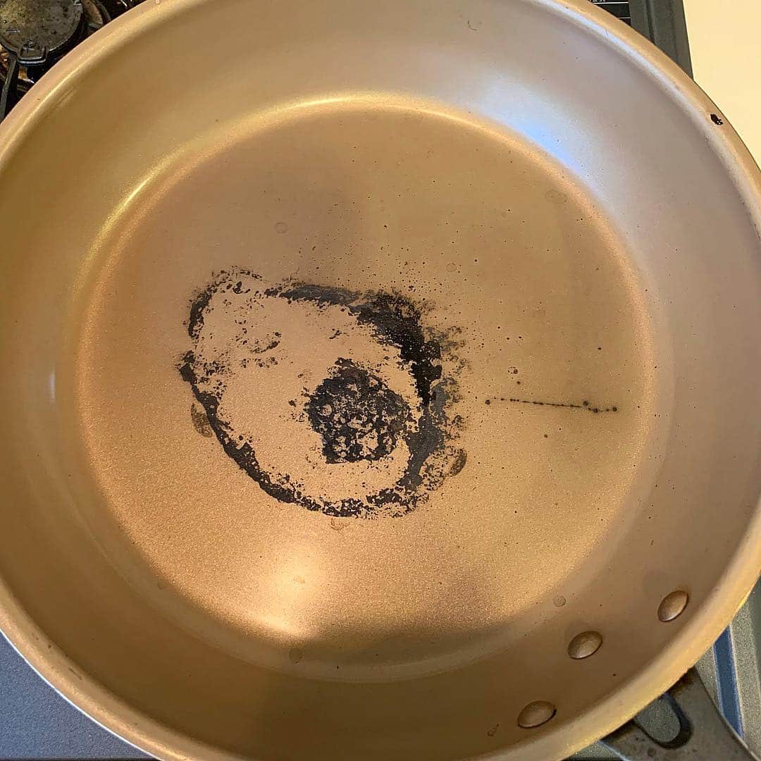 小川貴之のインスタグラム：「#banksy 🎨 #egg 🍳 #abokado 🥑 #cooking 🔪」