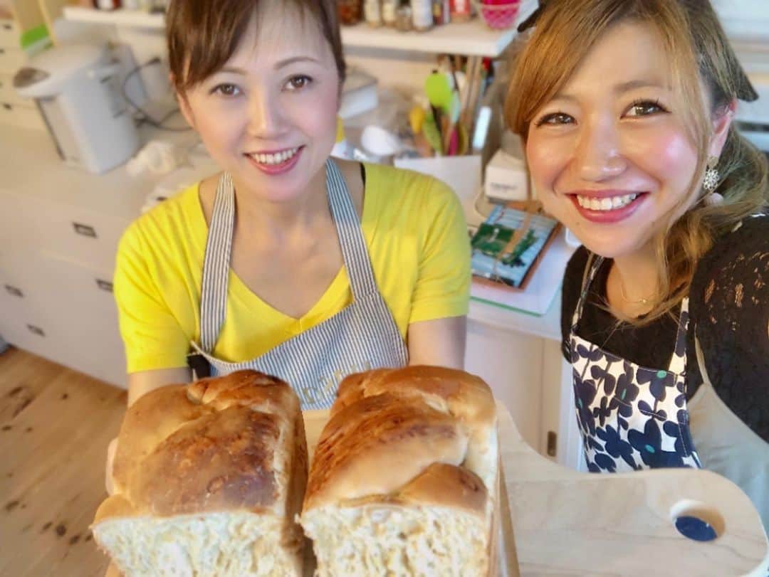 宮川杏奈さんのインスタグラム写真 - (宮川杏奈Instagram)「梅田みどり先生によるパン教室へ🍞💕 『メープル食パン』を作ってきました⭕️ 今回もとっても楽しかった‼️ . パン生地のもちもちふわふわ感が 気持ちよすぎてずっと 生地をつんつんしてました。笑 . 梅田さんがやるみたいな めちゃめちゃ綺麗なマーブルには 全然ならなかったけど 職場の仲間も旦那氏も美味しいって言って 食べてくれたからよし😂💕 . パン作り楽しい‼️ また時間見つけて行きたいです🥖 . #お料理教室 #パン教室 #パン作り #やさいのひ #メープル #食パン #焼きたて #焼きたてパン #料理教室 #パン好き  #パン #食パン #梅田みどり 先生 #梅田みどり料理教室  #梅田みどり先生のお料理教室」7月25日 12時00分 - an1221na