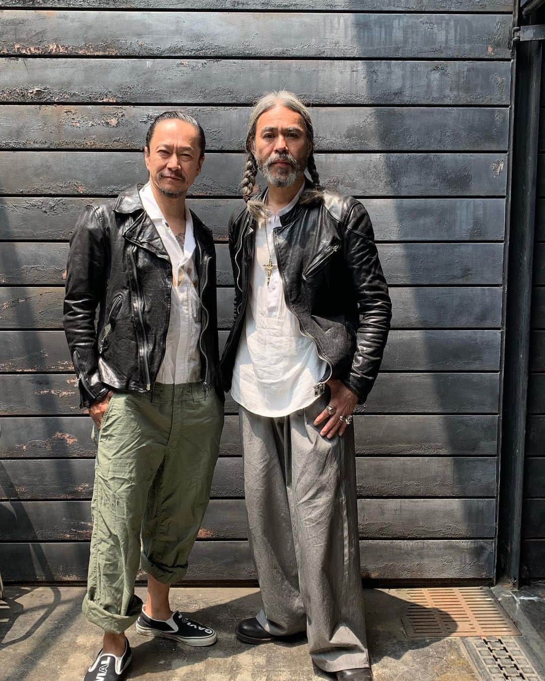 のインスタグラム：「尊敬するドラマー中村達也さんとBACKLASHの展示会にて。」
