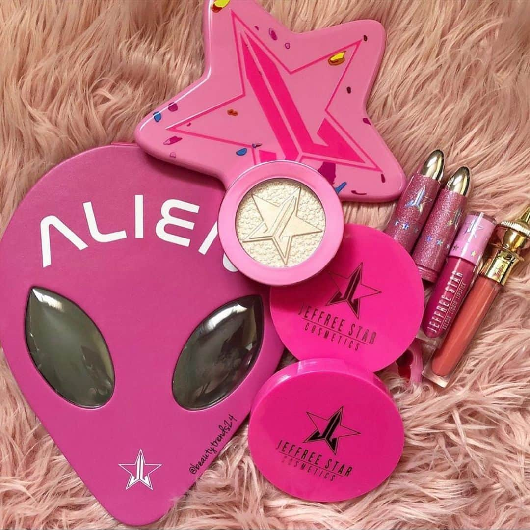 Jeffree Star Cosmeticsさんのインスタグラム写真 - (Jeffree Star CosmeticsInstagram)「Packing my makeup bag to go to Area 51 like .. 👽💜 photo by : @beautytrends24 #jeffreestarcosmetics #alienpalette」7月25日 12時02分 - jeffreestarcosmetics