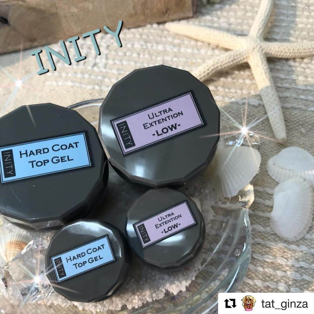 initygel_officialさんのインスタグラム写真 - (initygel_officialInstagram)「#Repost @tat_ginza with @get_repost ・・・ ❤️INITY❤️ . 左❤︎ハードコート トップジェル❤︎ . しっかりとした強度・耐久性✨ 驚きはツヤ😳😳😳！ フィルインにもおすすめなハードトップジェルです✨ スムーズなレベリング💕 硬化熱軽減にもこだわっています🥰 . 右♡ウルトラエクステンション ロー♡  使いやすい低粘度タイプで フローター使いや 初心者の方におすすめです✨  強度と耐久性を兼ね備えた 低粘度のエクステンションジェル♡ スムーズなセルフレベリングと 操作しやすいテクスチャーで 希望のフォルムが１発で決まります😳 ※長さだしはベッドの２倍までできます . . #tat銀座店 #nail #nailshop #ねいる #美爪 #セルフネイル  #銀座#tat#ジェルネイル#ネイル#ジェル#かわいい#네일#ネイリスト#ネイルショップ#inity#オススメ#new#新商品#instanail#instabeauty#❤️」7月25日 12時04分 - initygel_official