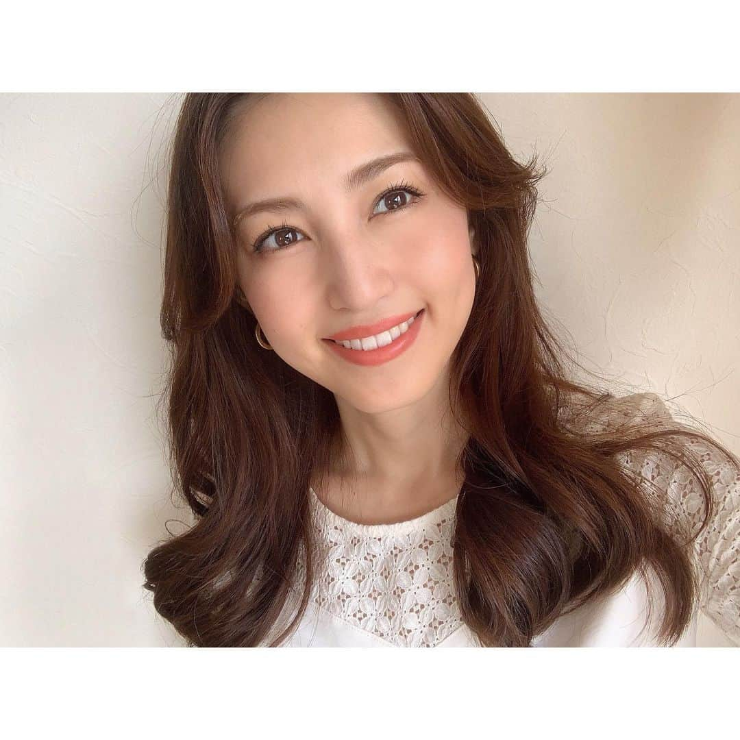 有村実樹さんのインスタグラム写真 - (有村実樹Instagram)「💄﻿ 発表会で見て以来、発売を心待ちにしていた﻿ カバーマークの「シルキー フィット」✨✨﻿ ﻿ ﻿ とっても簡単に、素早く毛穴を隠せるファンデーションです。﻿ 毛穴に悩むみなさんに向けてレビューしますね😊💕﻿ ﻿ ﻿ ﻿ ﻿ まず、﻿ シルキー フィットの何が素晴らしいのかというと、、﻿ ﻿ 🌟瞬時に毛穴カバー！時短でキレイが叶う🌟﻿ シルキー フィットは粉体の大きさが最小ミクロンレベルで霧のように細かいので、さらっと撫でただけで毛穴の凹凸にフィットして瞬間的にカバーしてくれます。﻿ 本来、メイクで毛穴をカバーするためには、毛穴用下地や、皮脂ヨレによる毛穴落ちを防ぐ皮脂崩れ防止用下地を使うなど、ファンデーション前にも色々な工程が必要なのですが、アイテムを沢山使わなくてもこれだけで簡単に毛穴がカバーされるのです💕﻿ ﻿ ﻿ ﻿ 次に、﻿ ﻿ 🌟ミルフィーユスポンジで技術いらず🌟﻿ 独自のミルフィーユ構造スポンジで、軽くさらっと肌を撫でるだけで均一に美しく伸びてくれます。﻿ メイクの仕上がりを決めるのは力加減ですよ！とメイクレッスンでもよくお話しするのですが、指先の細かな加減に悩むことなく、スポンジが自然な弾力で調整してくれるので技術が要りません👍﻿ ﻿ ﻿ ﻿ 最後に、一番感動した技術！﻿ ﻿ 🌟皮脂を密着成分に変化させて崩れ知らず🌟﻿ 皮脂を密着成分に変えてくれる新素材をファンデーションに配合した<ダブルフィックス処方>のおかげで、皮脂が浮いてきてもヨレることなく毛穴にもピタッとフィットし続けてくれます。﻿ 本当はテカリが出ている時間でも見た目はキレイなまま一日中ふわピタッが継続！﻿ ﻿ ﻿ ﻿ ﻿ 一日中歩き回る日に使ってみましたが、﻿ ﻿ ☀️1枚目の写真が朝９時頃のメイク直後﻿ ﻿ 🌇2枚目が夕方１７時過ぎと、8時間経ってもメイク直しいらずでした❣️﻿ ﻿ ﻿ ﻿ 軽さとカバー力を併せ持つバランスのとれたパウダーファンデーション「シルキー フィット」﻿ 夏でも心地よい肌で過ごせます♪﻿ コンパクトもキラキラ可愛くて持っていて気分が上がります☺️﻿ ぜひ試してみてくださいね♡﻿ ﻿ ﻿ ﻿ ﻿ #メイク #美容 #ビューティー #毛穴 #美肌﻿ #毛穴ゼロ #毛穴カバー #ファンデーション #パウダーファンデーション #ベースメイク #毛穴レス #カバー力 #カバーマーク #シルキーフィット #マイクロプレスファンデーション #basemake #Promotion #beauty」7月25日 12時08分 - arimura_miki