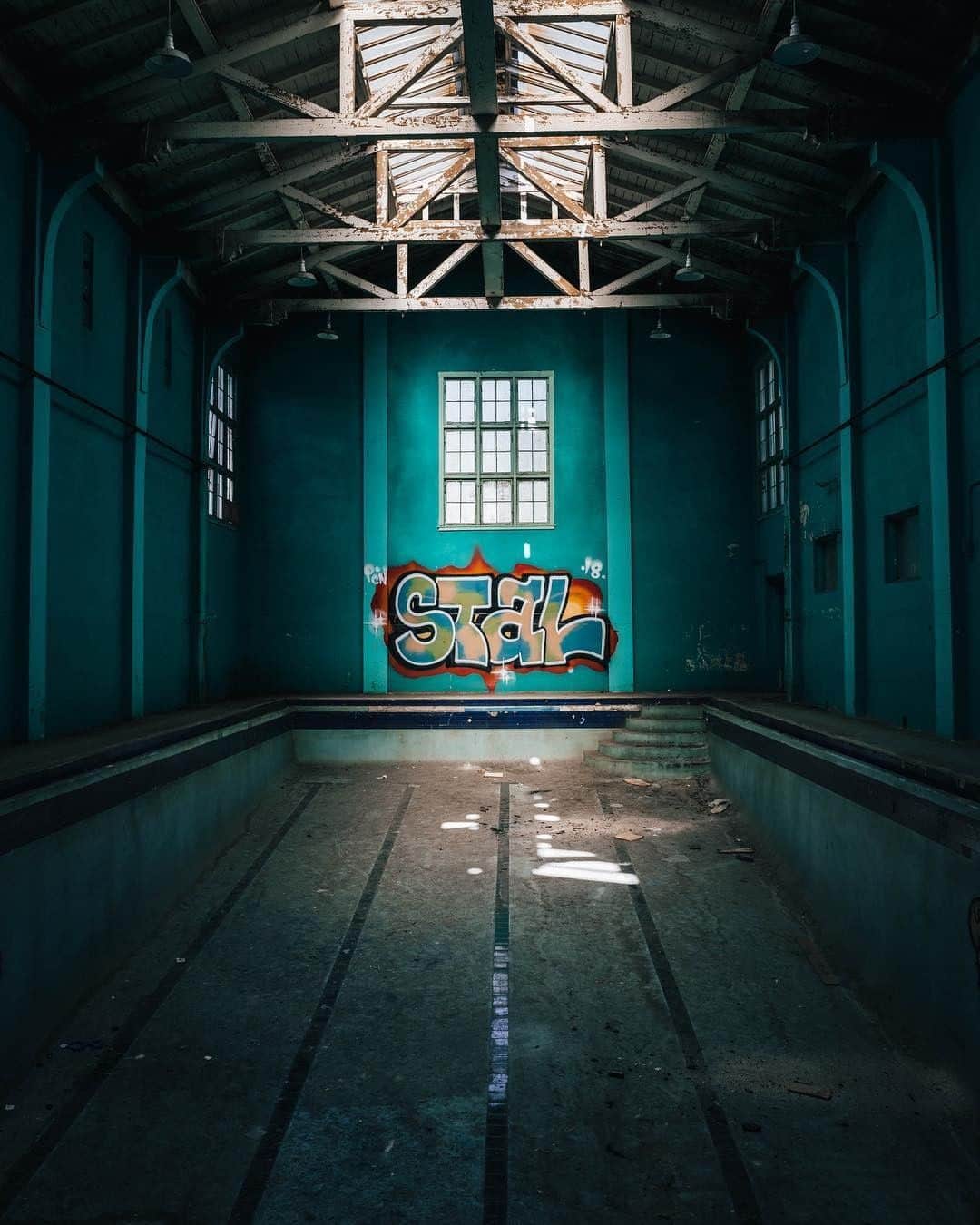 Abandoned Placesさんのインスタグラム写真 - (Abandoned PlacesInstagram)「Abandoned swimming pool by @eric_lampe」7月25日 12時10分 - itsabandoned