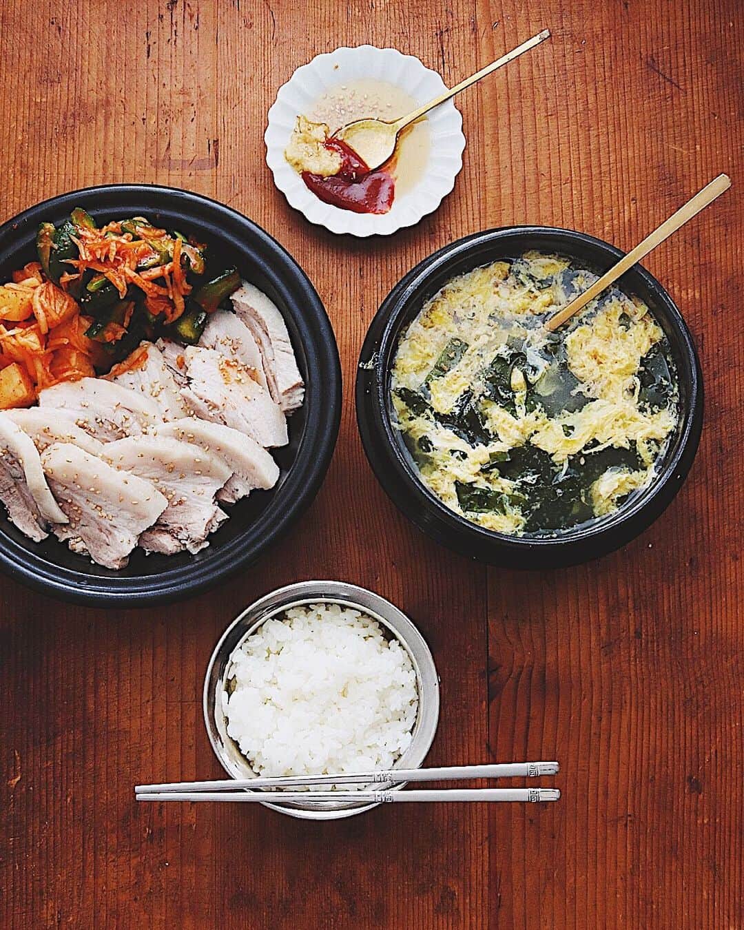 樋口正樹さんのインスタグラム写真 - (樋口正樹Instagram)「korean lunch 🇰🇷 . お昼は韓国風ランチ。 茹で豚、キムチ２種、 玉子＆ワカメスープ、 ご飯はおかわり自由。 よく食べ夏バテ予防、 食べたら１５分昼寝。 . . #茹で豚 #豚肉料理 #キムチ #卵スープ #韓国ランチ #おかわり自由 #koreanlunch #koreanfood #한국요리 #한정식」7月25日 12時21分 - higuccini