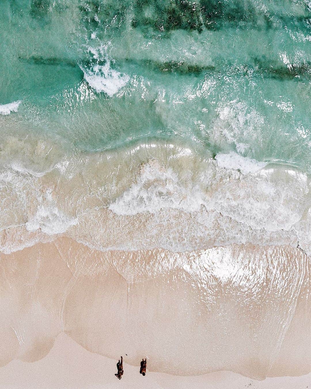 Manamiのインスタグラム：「BEAUTIFUL Miyako Island🌊 ㅤ 本当に美しい海のある宮古島。 宮古島だけじゃなくて沖縄の全部、 海外にもたくさんの綺麗な海のある美しい地球。 知識のなかった私は今まで日焼け止めを塗って美しい海に入っていました... ストーリーでも書いたけど、 一般的に売られている日焼け止めの成分(オキシベンゾン)が、たった1滴で50mプール6個分の水の量の珊瑚に影響を及ぼすんだって。珊瑚はいろんな場所で白化現象が広がっている😢 だから海に入るときは #reefsafe や #サンゴに優しい日焼け止め と表示されているものを使うようにしたい。 日焼け止めだけではなくて、プラスティックももちろん大問題。たくさんの海の動物がプラスティックを食べてしまい危機状態。 プラスティックを全く使わないことは難しいから、水筒やタンブラー、プラスティックストローを使わない、エコバッグを持ち歩いたり、出来る事を少しずつ出来るようにしています。 地球を汚すのも守るのも人間の私たちにしか出来ないことだから、私みたいに知らなかった人に少しでも多くの人に知って欲しいからシェアしました！ 私もまだまだ知らない事だらけなので、間違っていたり出来ることがあったら教えて欲しいし、私だけにじゃなくてみんなにシェアして欲しいのでコメントに残して欲しいです。 #savethereef」