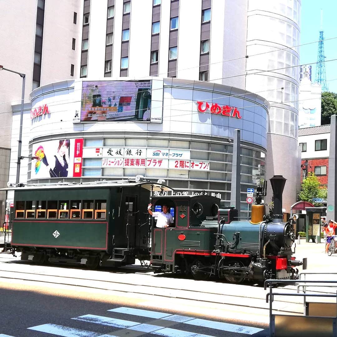 松本隆博のインスタグラム：「。 松山なう。 ラッキー！ 坊ちゃん列車が来て 写真撮ってたら車掌さん 手を振ってくれたー(^o^)/ なんか嬉しくなるねー 今日の夜のliveも大成功 させるぞー楽しみだぁ♪」