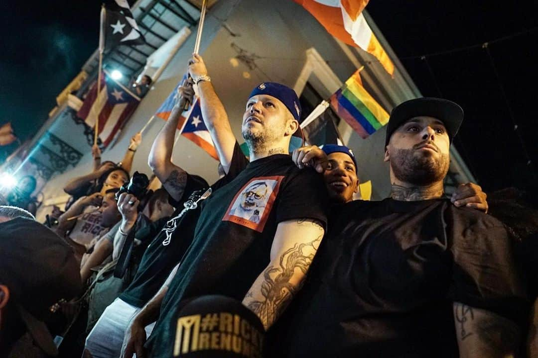 NICKY JAMさんのインスタグラム写真 - (NICKY JAMInstagram)「@residente  @nickyjampr  #rickyrenuncia 🇵🇷 @edgo787 todo valió la pena que viva Puerto Rico」7月25日 12時17分 - nickyjam