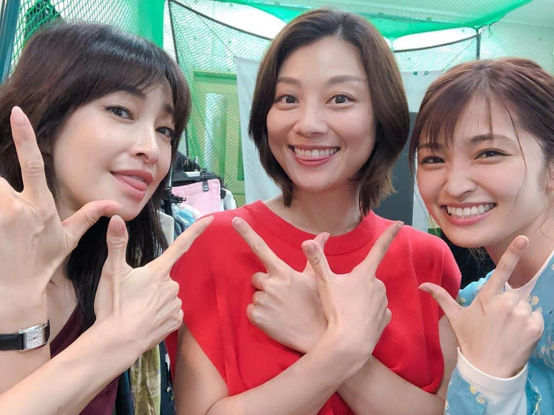 岡本玲さんのインスタグラム写真 - (岡本玲Instagram)「. #わたし旦那をシェアしてた 第4話、今夜23時59分から💍！ 追い詰められた妻たちが「3億、山分けしちゃダメなの⁉︎」と！ 子どもたちへの想い、恭平さんの嘘も明らかに。 是非！！ 今日もみんなで撮影してます〜^ ^ 久々に3人揃いました〜💓 . #小池栄子 #りょう #岡本玲 #赤楚衛二 #黒木啓司 #小林よしひさ #渡辺真起子 #平山浩行 #夏木マリ #ytv #木曜ドラマF #ドラマ #マンゴー体操 #木曜日も夜ふかし」7月25日 12時19分 - rei_okamoto