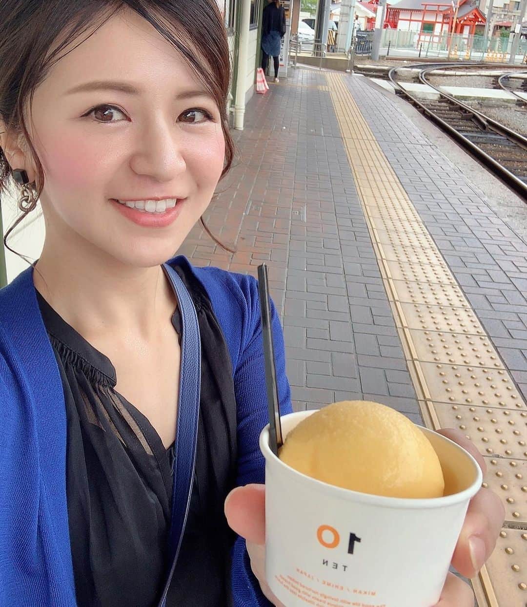 吉村優さんのインスタグラム写真 - (吉村優Instagram)「* 蒸し暑〜〜💦 関東梅雨明け速報読めるかなと思ってたけど、 今日は中国地方だけでしたねぇ😢 * 松山出張で伊予柑ジェラートと カキ氷とソフトクリームと みかんビール🍻満喫したけど すでにアイスロス〜🍦 恋しすぎる笑笑 果肉たっぷりのジェラート美味しかったぁ🤤 * 初松山で癒され出張♨️ 最後は鯛めしで〆ましたっ🙋‍♀️♡ * #出張 #愛媛 #松山 #道後温泉 #伊予柑 #ジェラート  #みかんビール #鯛めし #カキ氷 #餃子 #アイス #ソフトクリーム」7月25日 12時29分 - yuyoshimura87