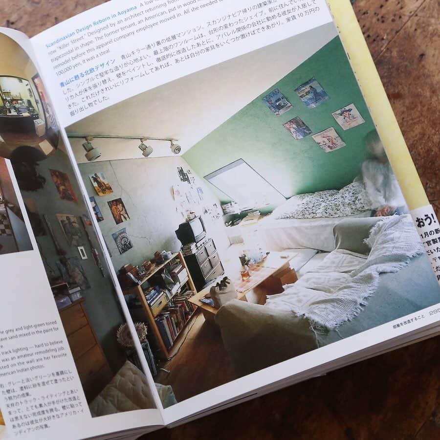 nostos booksさんのインスタグラム写真 - (nostos booksInstagram)「足の踏み場もないほど洋服で埋め尽くされたワンルーム、改造が繰り返されたボロボロの一軒家、野良猫が出入りする京都の学生寮。﻿ ﻿ 歩道から見える何の変哲もない扉の向こうには、もしかしたらこんな異次元のような空間が広がっているかもしれません。 『TOKYO STYLE』でインテリア業界に衝撃を与えた都築響一。本書はその後9年をかけて取材した、様々な人々の賃貸ライフスタイルを紹介しています。﻿ ﻿ おしゃれなライフスタイル誌には決して載ることのない、紛れもない暮らしのリアル。その濃厚さに目眩がしそうです。誰かにとっては居心地が悪くても、そこには誰かの「良い」「悪い」といった評価から開放された、自分にとっての「心地いい」が存在しているだけ。 ﻿ ﻿ “フェラーリを乗りまわしても、ママチャリを漕いでも同じくらい頰にあたる風が気持ちよくて、プール付きの邸宅でも三畳ひと間の下宿でも、おなじくらいさわやかに目覚められたら、それがもしかしたら「サトリ」というのかもしれない。” ﻿ ﻿ きちんと整理整頓され、所々にグリーンが配置された明るい部屋で、丁寧に時間をかけて淹れられたコーヒーをソファで楽しむ。それは本当に自分自身にとっての心地いい暮らしなのでしょうか。﻿ 自分だけのユートピアを謳歌する彼らが、ちょっと羨ましい気もします。 ﻿(なつき) ﻿ 『賃貸宇宙 ちくま文庫版 上下巻セット』の詳細はプロフィールリンクからご覧ください。﻿ > @nostosbooks﻿ ﻿ #都築響一 #tokyostyle #賃貸宇宙 #ライフスタイル #賃貸インテリア #賃貸暮らし #賃貸住宅 #nostosbooks #ノストスブックス #松陰神社前 #松陰神社前駅 #松陰神社商店街 #世田谷線#古本 #古本屋 #古書店 #東京古書店 #古本屋巡り #アート本 #アートブック #デザイン本 #ブックデザイン #おすすめ本 #おすすめの本」7月25日 12時22分 - nostosbooks