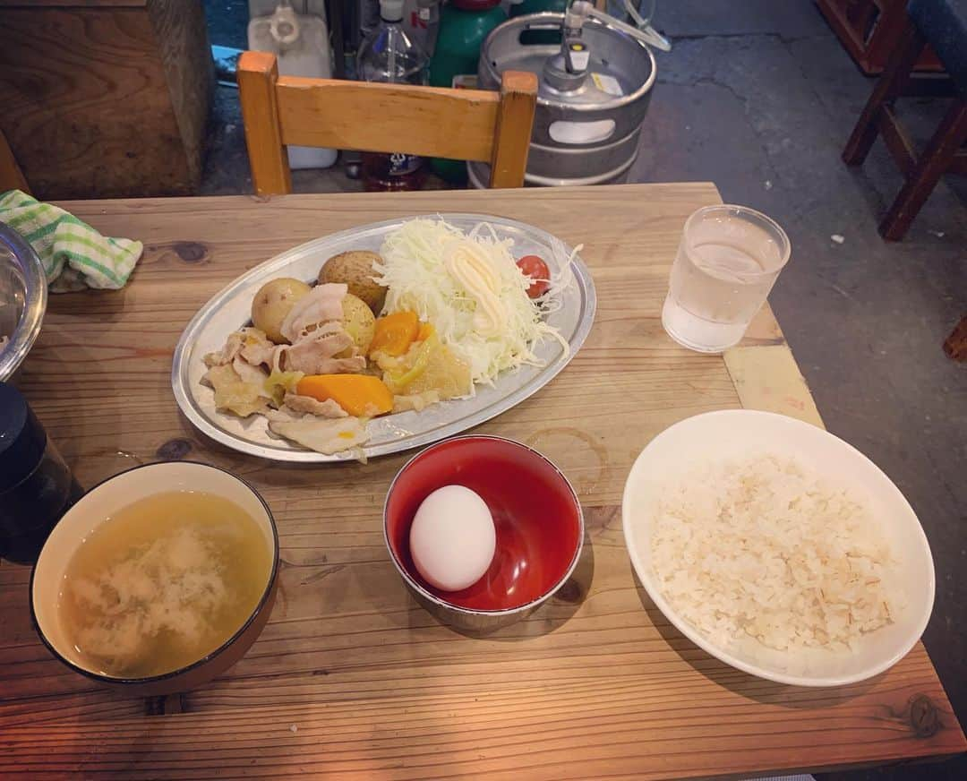 一三さんのインスタグラム写真 - (一三Instagram)「今日の昼飯。  ご飯，味噌汁お代わり自由で，値段は288円⁉️ 期待してなかったけど，普通に美味い♪(´ε｀ )  #昼飯 #ランチ #lunch #グルメ #gourmet #食べ放題ランチ #肉じゃが #ご飯 #味噌汁 #生卵 #定食 #美味い」7月25日 12時28分 - ichizou.co.jp