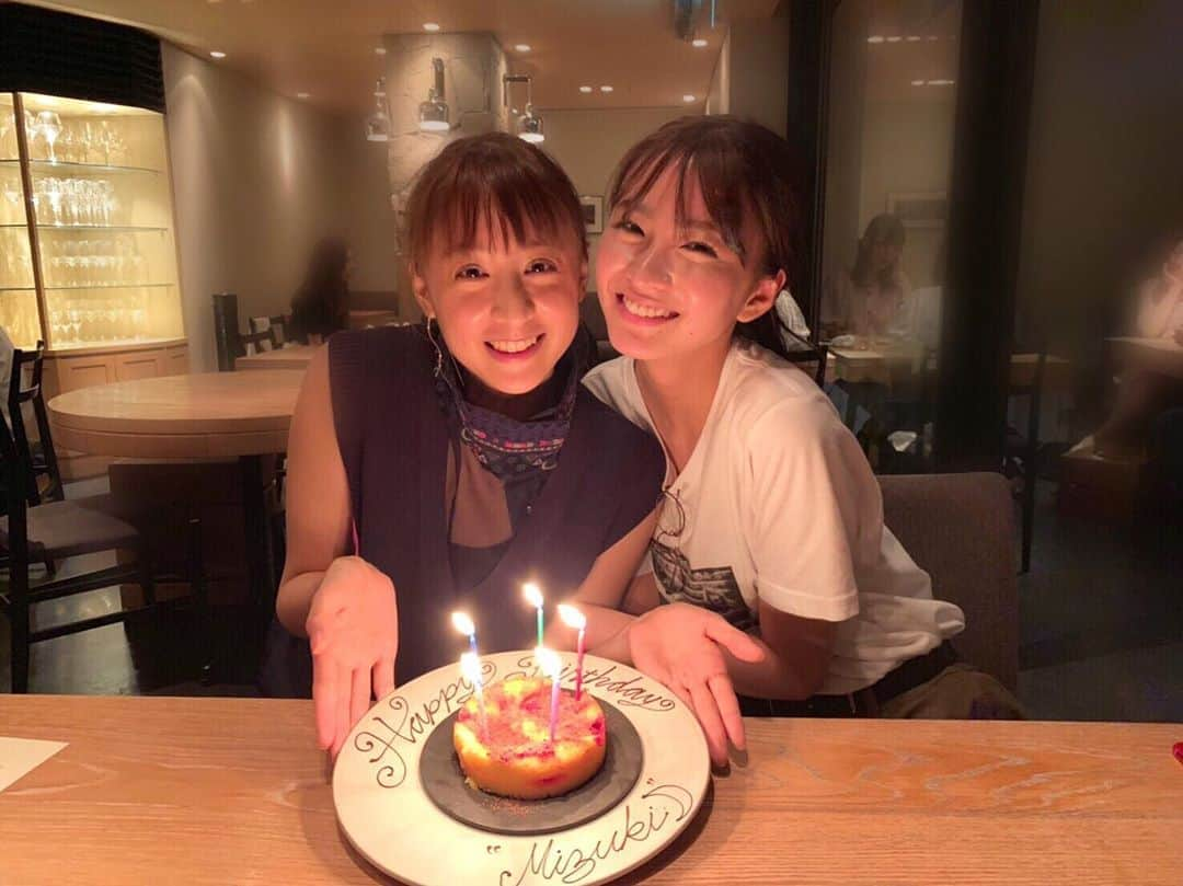 岡崎紗絵さんのインスタグラム写真 - (岡崎紗絵Instagram)「美月しゃんのお誕生日お祝い！ 喜んでもらえて嬉しかった〜🥳🥳 まさかのお祝いする前に逆サプライズがありまして、、お姉ちゃの優しさが心に沁みた夜でした🥺  あぁ楽しかったーー！！ #お誕生日 #ハッピーバースデー #トゥーみーさま #おめでとうございます #祝えて嬉しい #優しいお姉さん #優姉 #お手紙も #頂いちゃって #帰りに涙ポロリ #ありがとうございます #☺️」7月25日 12時31分 - sae_okazaki