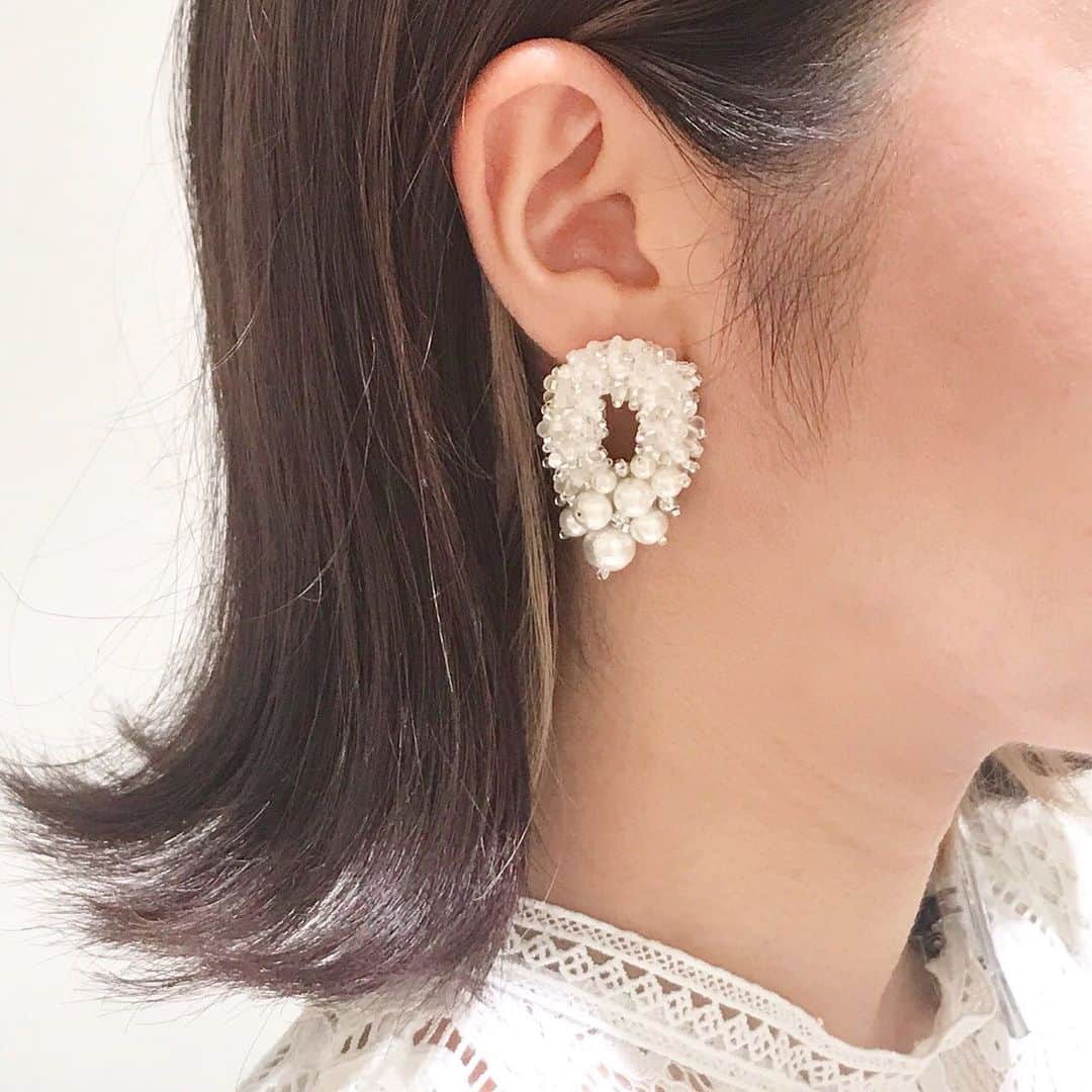 のインスタグラム：「大阪ルクアイーレ店です。 清廉なデザインに光纏う「jewel tree」のご紹介です。 . 清らかで無垢なホワイトと淡いパール、涼やかなクリアが、ピュアな心の中を映し出すエレガンスなアクセサリー。日常をちょっと特別に、大切な1日に寄り添います。オートクチュール刺繍で制作する繊細なデザインは、ブライダルジュエリーとして儚く美しい表情も覗かせます。祝福と記念すべき瞬間に出会える予感です。 . ルクアイーレ4Fタピエスタイルにてお待ちしております。 #jeweltree #タピエスタイル #tapiestyle #ハンドメイドアクセサリー #handmadeaccessory #ルクアイーレタピエスタイル #ルクアイーレ4F ino」