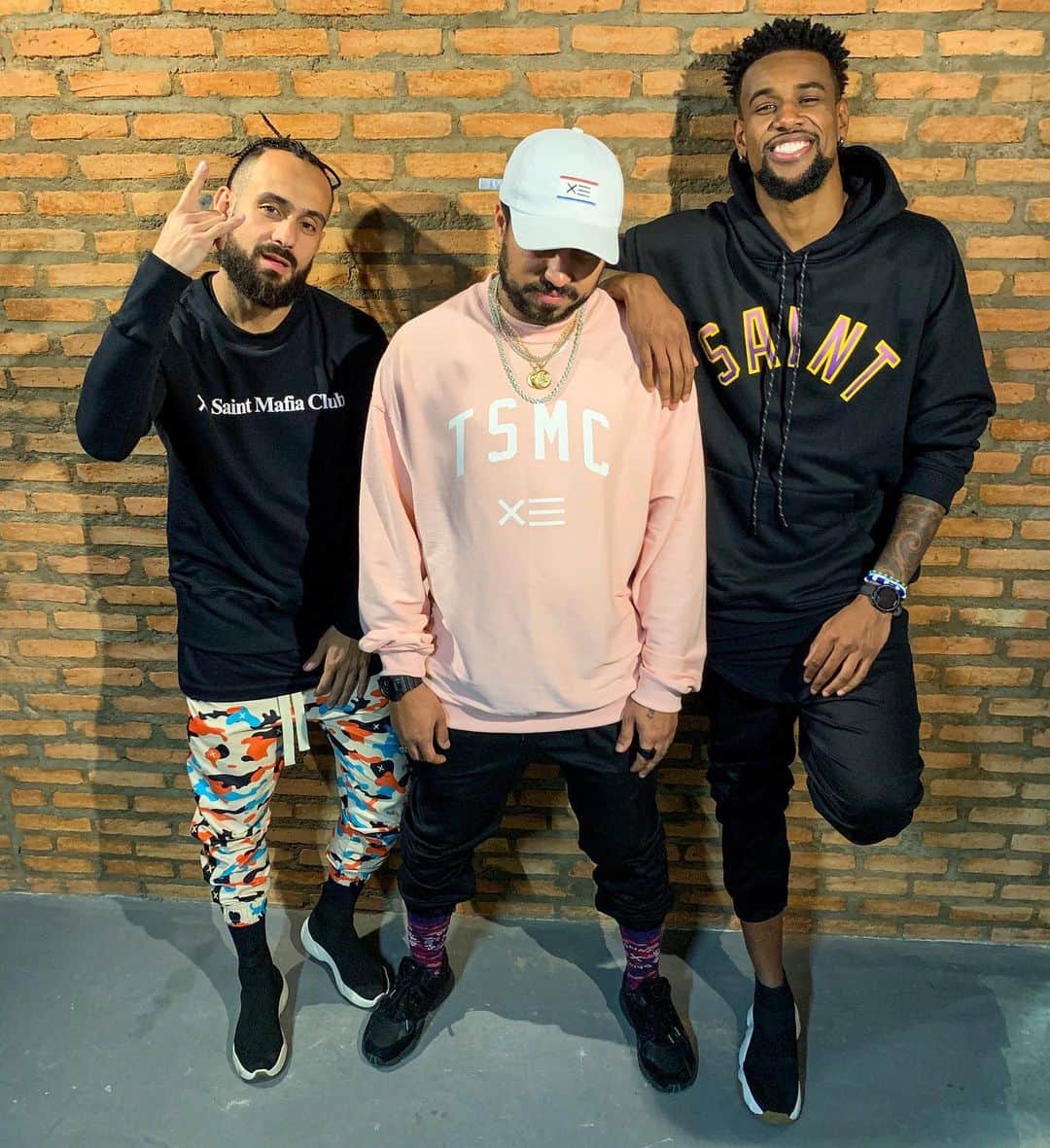 フェリペ・サンタナのインスタグラム：「MAKE MONEY, NO FRIENDS!!! . #mentemestra #30milhoes #thesaintmafia #cavallodeferro #friends #menswithstreetstyle #menswithfashion #streetfashion #genesis」