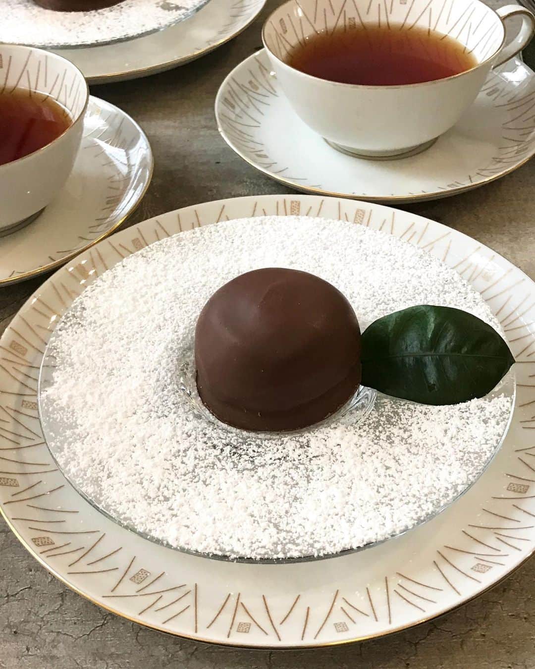 のインスタグラム：「Chocolate 💩🙊? It’s chocolate coated marshmallow on a biscuit base that’s already so sweet that u wonder why they still dust the entire plate with icing sugar 🤣 wish the dessert course could be something else rather than a korean/Japanese snack lookalike to match the price but oh well, the black tea was good • • • #sgeats #singapore #local #best #delicious #food #igsg #sgig #exploresingapore #eat #sgfoodies #gourmet #yummy #yum #sgfood #foodsg #burpple #exploresingapore #beautifulcuisines #bonappetit #instagood  #eatlocal #afternoon #chocolate #dessert」