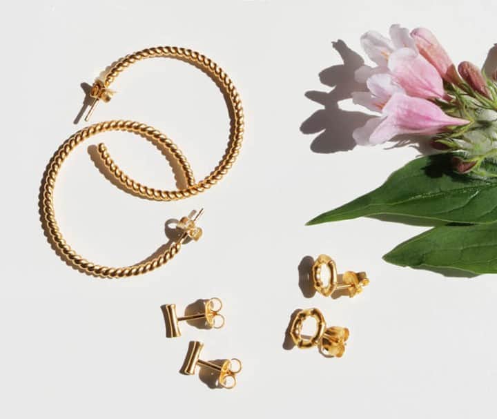 ジュリーサンドラゥさんのインスタグラム写真 - (ジュリーサンドラゥInstagram)「Classics... 🌸⠀⠀⠀⠀⠀⠀⠀⠀⠀ The timeless twisted earrings that never go out of style. ⠀⠀⠀⠀⠀⠀⠀⠀⠀ Check out our Classic collection at www.juliesandlau.com and let yourself get inspired. ⠀⠀⠀⠀⠀⠀⠀⠀⠀ ⠀⠀⠀⠀⠀⠀⠀⠀⠀ ⠀⠀⠀⠀⠀⠀⠀⠀⠀ #juliesandlau #juliesandlaujewelry #jewelry #twistedhoops #hoops #hoop #gold #classic #earring #earrings #jewellery」7月25日 23時42分 - juliesandlau
