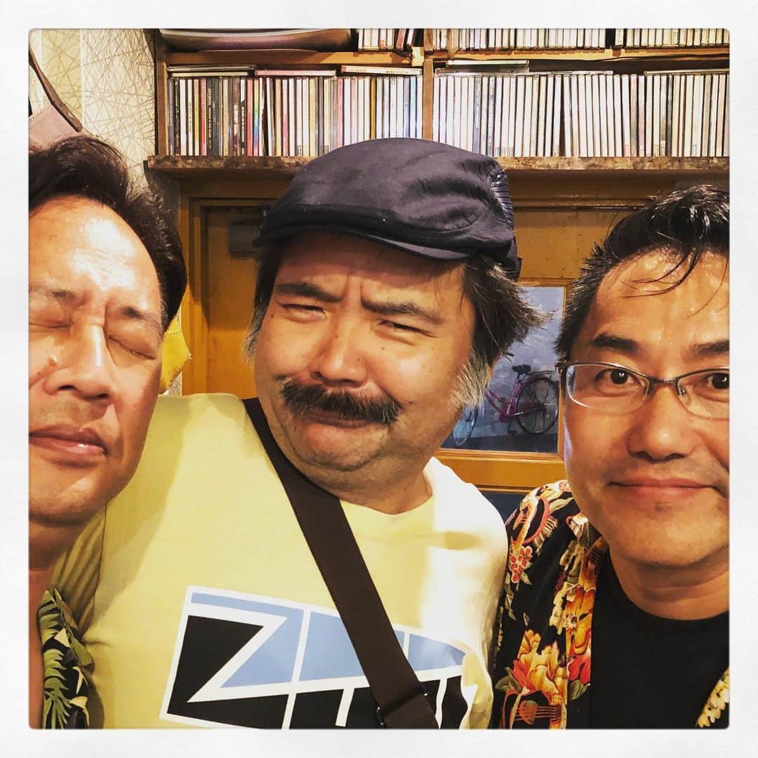 オカノアキラのインスタグラム：「十三で飲んで飲んでしてたら某テレビ局のお偉い様達が来てタジタジでした。そそうの無い様がんばりました。 昨日サックスがどうたら書きましたけど実は全く吹けません#十三 #飲んでます #塚本まで歩いた  #暑い #のみす #誰ぉ得しないウソ」