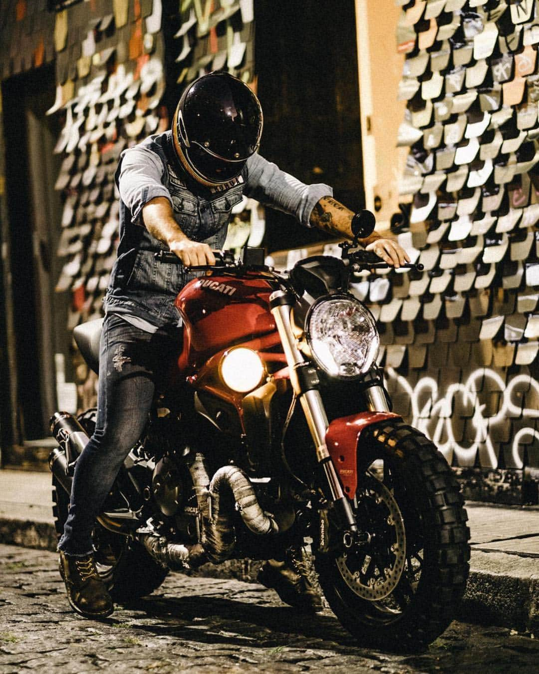 epidemic_motorsさんのインスタグラム写真 - (epidemic_motorsInstagram)「🌔🏍🤘🏼@rohua_motorcycles • • • @fotosmdc 📷 #rohua #roadhunters #caferacergram #caferacer #throttlesociety #ducati #monster #ducatimonster #bike #moto #motolife #motorcycle #motorcycles #night #picoftheday #harleydavidson #triumph #yamaha #honda #suzuki」7月25日 23時37分 - epidemic_motors