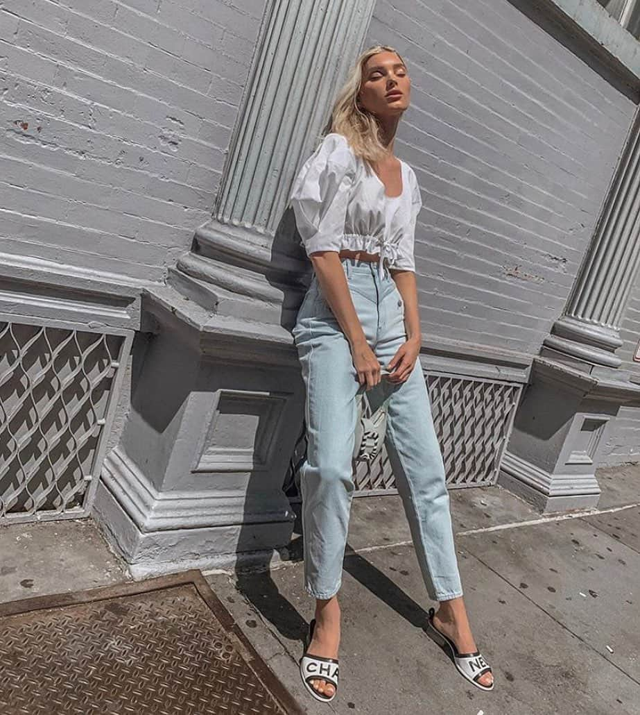 Harper's BAZAARさんのインスタグラム写真 - (Harper's BAZAARInstagram)「There’s a new trend happening in denim, and it’s so subtle you might miss it. Tap the link in bio to shop our favorite double-yoke denim. Regram @hoskelsa」7月25日 23時37分 - harpersbazaarus