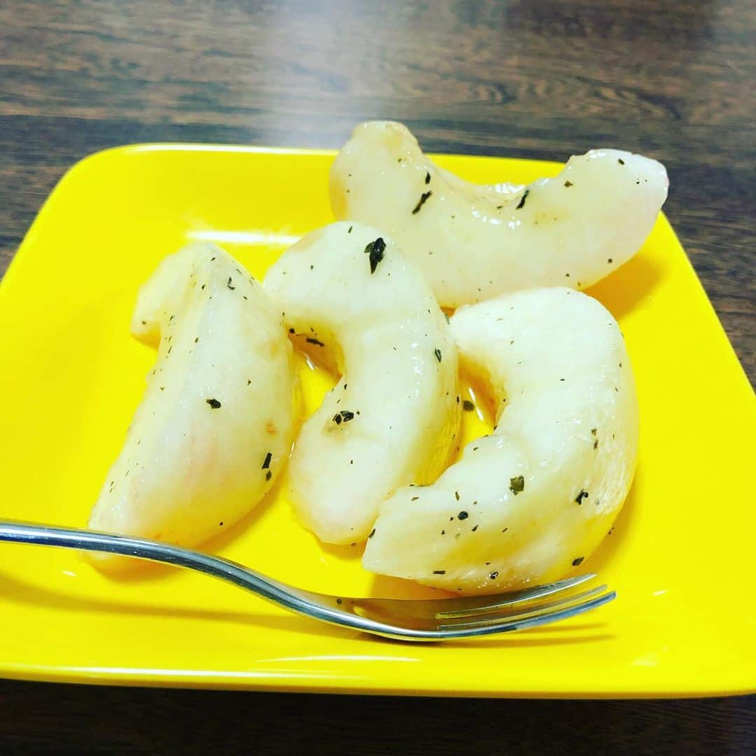 久保ミツロウさんのインスタグラム写真 - (久保ミツロウInstagram)「辛いものが食べたくて、池袋の中華食材の店で購入。アンコウ鍋用のアンコウを買ってきてもらってキノコと青梗菜とアンコウの麻辣煮込み。美味い！食べきれなかったので明日残り。桃の紅茶マリネを作ったら茶葉があまり綺麗に見えない。美味しかったんだよ！パスタは一人全粒粉乾麺50g。和洋中入り乱れ。 最近夜中にお腹空くと、過去自分を空腹から救ってくれた炭水化物達を思い出して心から感謝している。 神よ。感謝します。アーメン。」7月25日 23時37分 - kubomitsurou