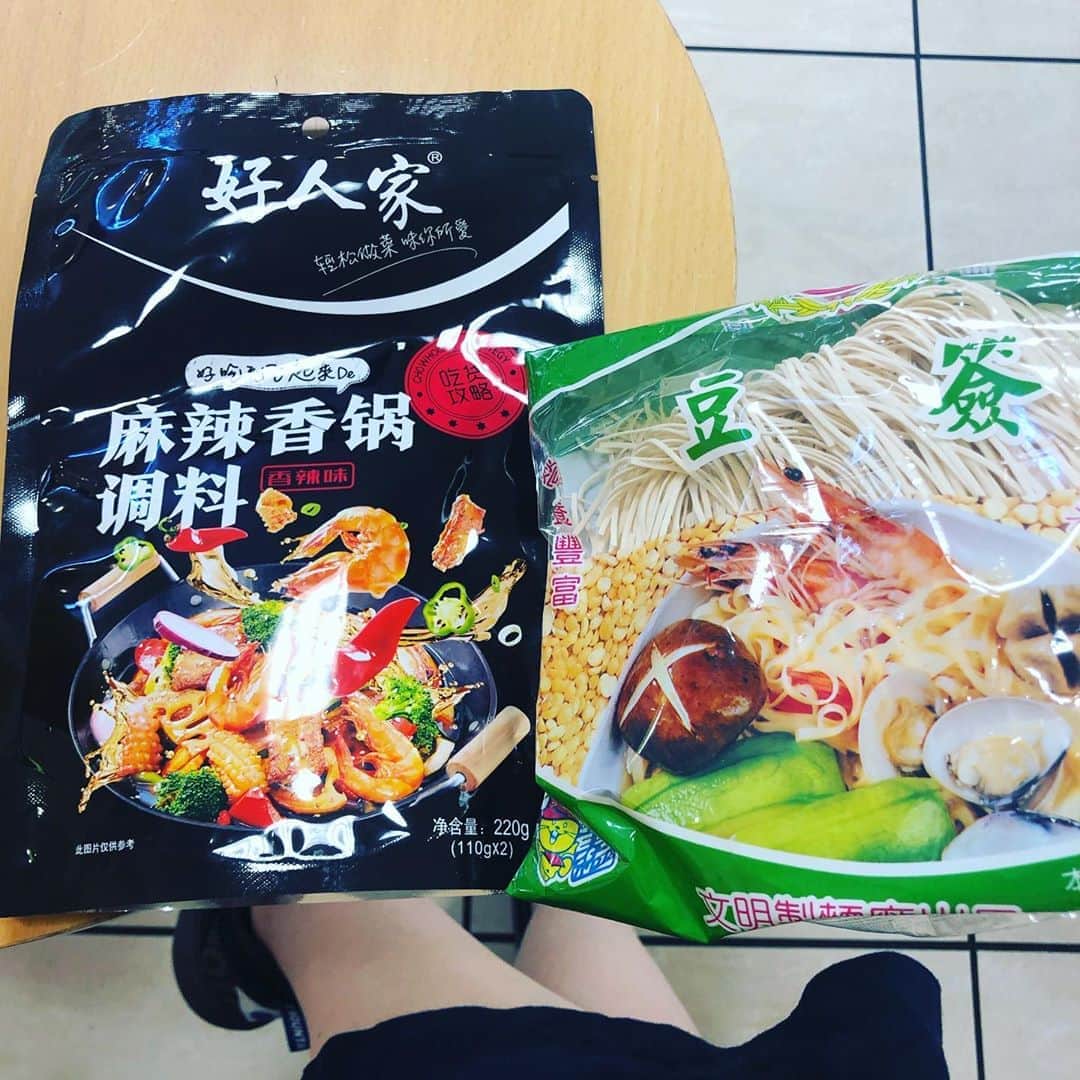 久保ミツロウのインスタグラム：「辛いものが食べたくて、池袋の中華食材の店で購入。アンコウ鍋用のアンコウを買ってきてもらってキノコと青梗菜とアンコウの麻辣煮込み。美味い！食べきれなかったので明日残り。桃の紅茶マリネを作ったら茶葉があまり綺麗に見えない。美味しかったんだよ！パスタは一人全粒粉乾麺50g。和洋中入り乱れ。 最近夜中にお腹空くと、過去自分を空腹から救ってくれた炭水化物達を思い出して心から感謝している。 神よ。感謝します。アーメン。」
